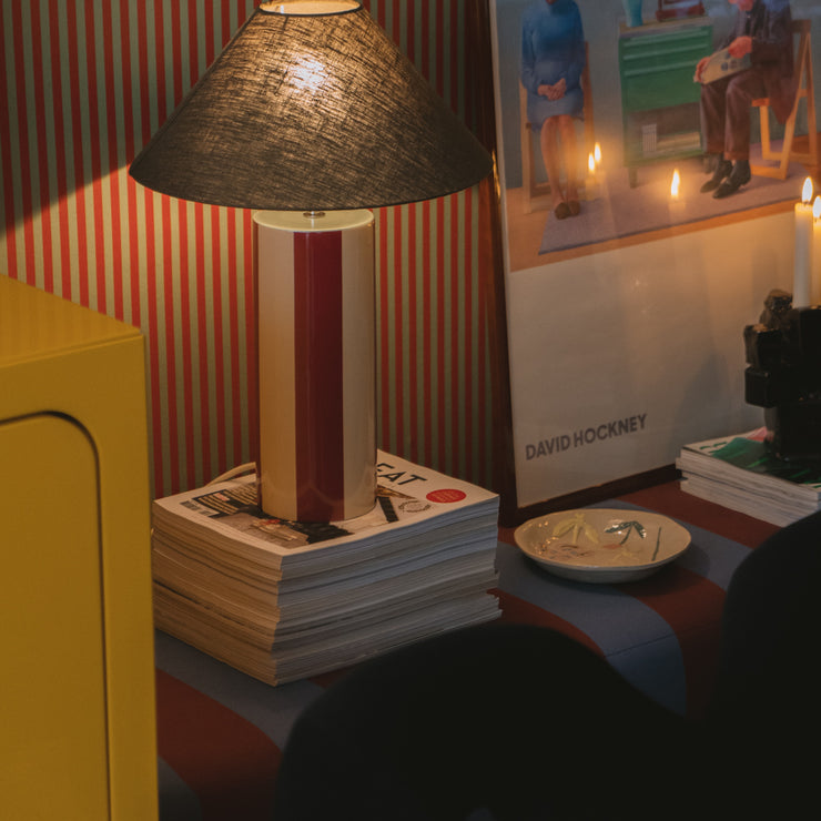 Skjermen er laget av mosegrønn lin som sprer et behagelig og stemningsfullt varmt lys. Bordlampen er nydelig plassert på en skjenk i stue eller spisestue, på et skrivebord eller nattbord.