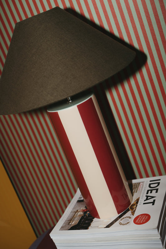 Ute etter en unik bordlampe i keramikk som tilfører interiøret ditt masse personlighet og varme? Vi elsker objekter som innehar det lille ekstra – og samtlige av lampene fra franske Mattina Moderna treffer oss midt i hjertet. De er elegante, litt overraskende og akkurat passe lekne. Perfekt for deg (og oss) som ønsker et unikt blikkfang av en lampe!