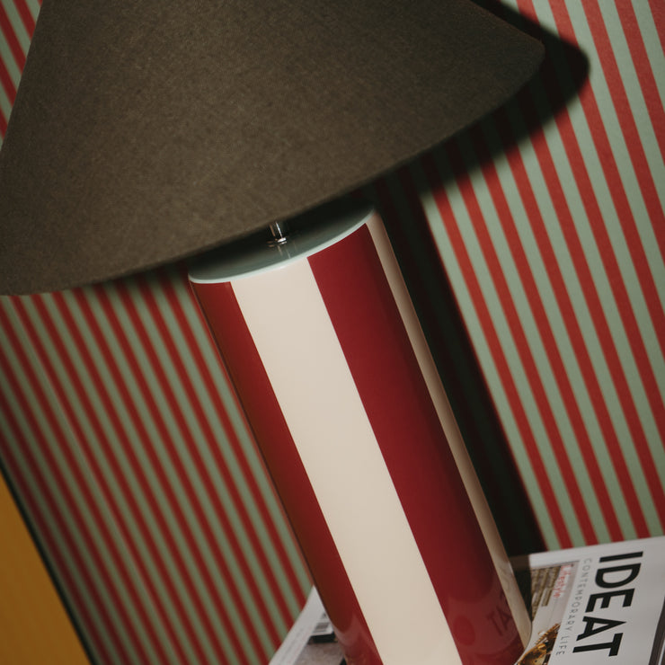 Ute etter en unik bordlampe i keramikk som tilfører interiøret ditt masse personlighet og varme? Vi elsker objekter som innehar det lille ekstra – og samtlige av lampene fra franske Mattina Moderna treffer oss midt i hjertet. De er elegante, litt overraskende og akkurat passe lekne. Perfekt for deg (og oss) som ønsker et unikt blikkfang av en lampe!