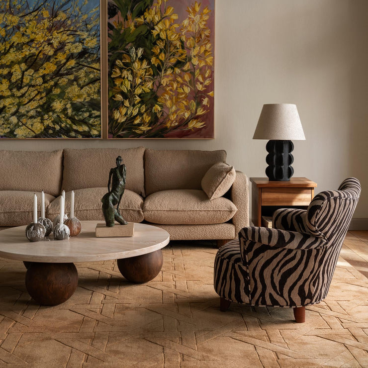 Bordplaten er 5 cm tykk, noe som gir bordet en ekstra fin tyngde både fysisk og visuelt.