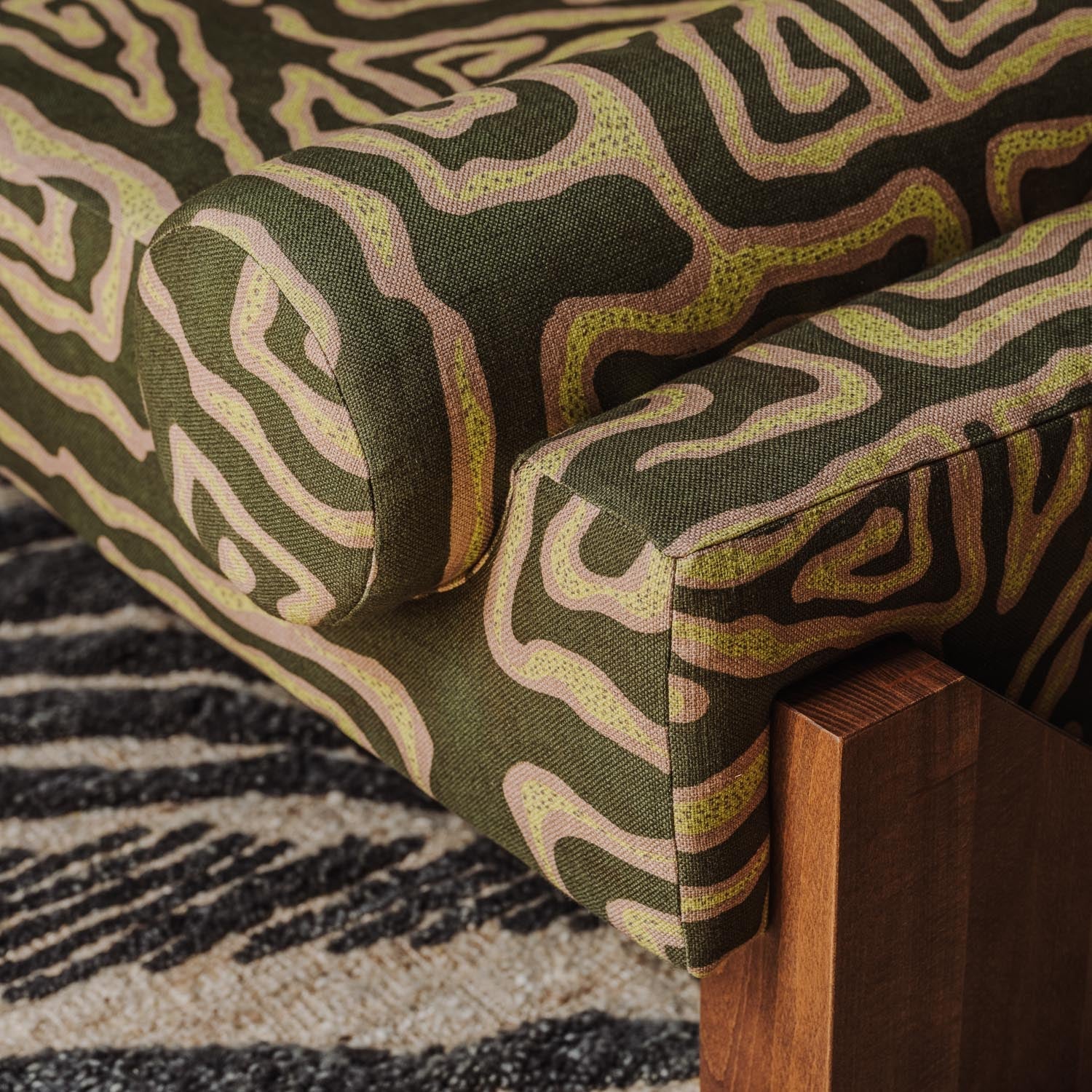 Dagseng V Daybed Beaten Track i Green / grønn fra Dusty Deco.