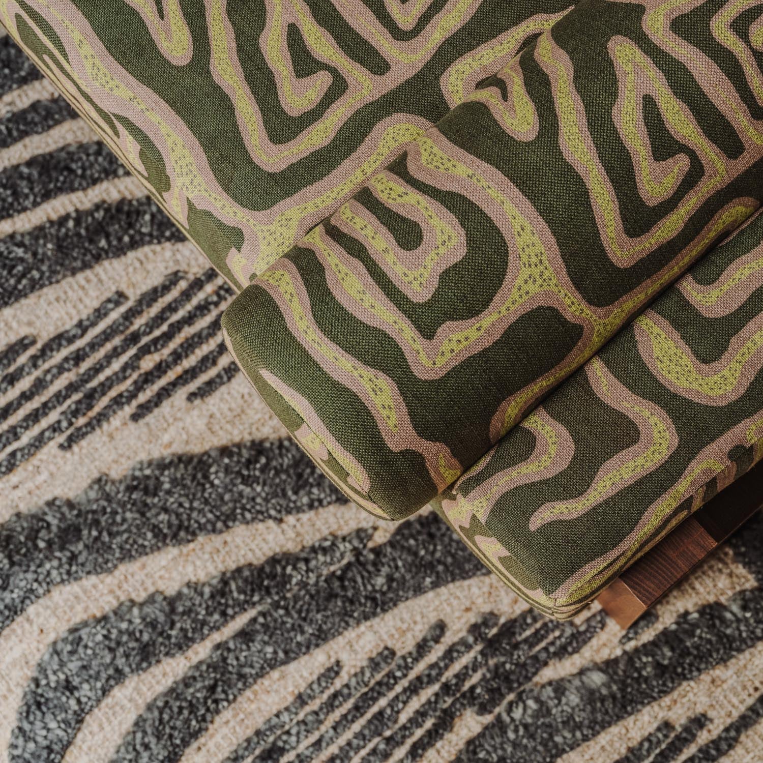 Dagseng V Daybed Beaten Track i Green / grønn fra Dusty Deco.