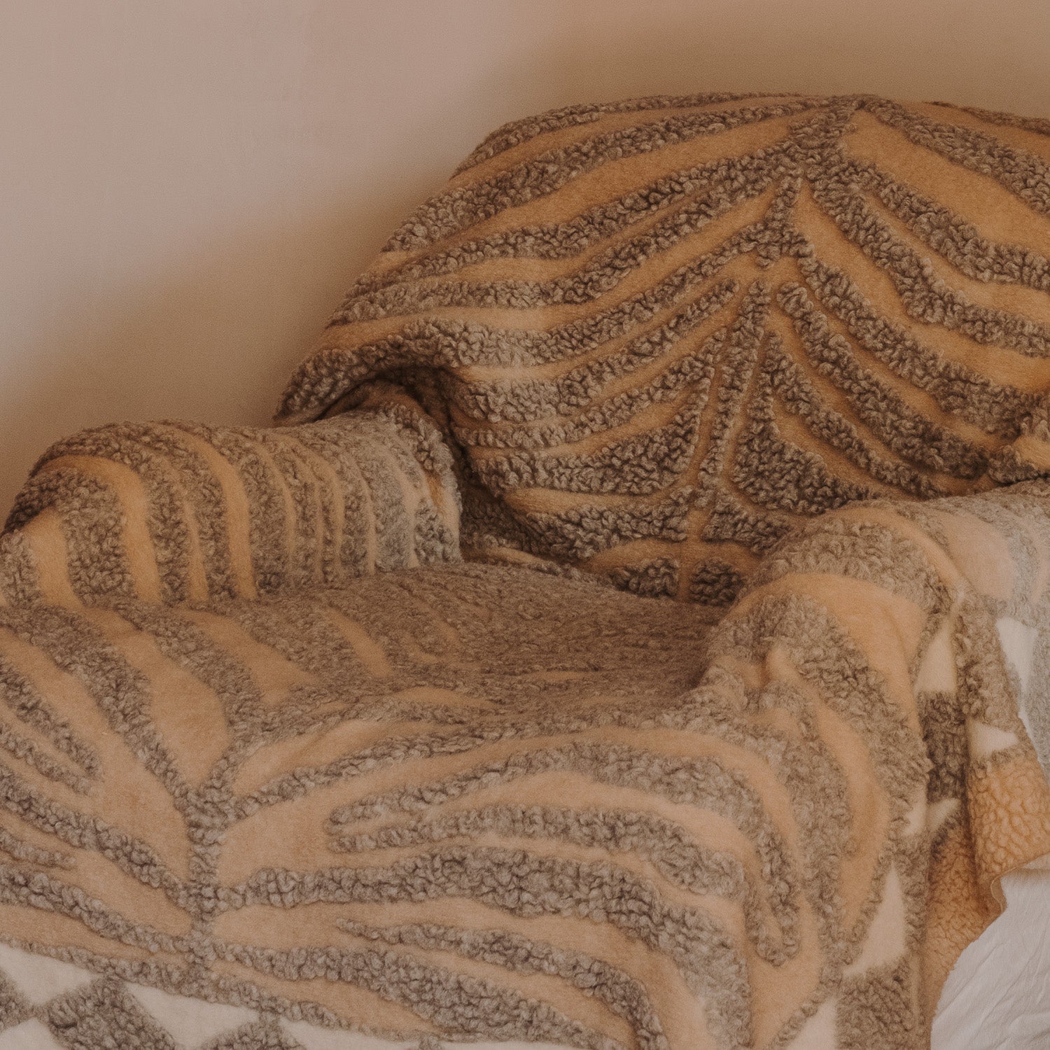 Pledd Wildcat Throw fra Dusty Deco.