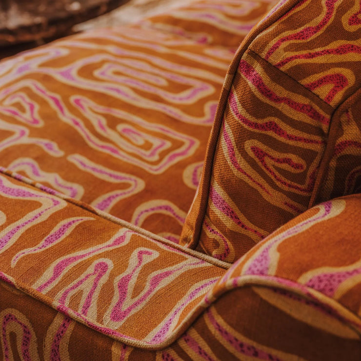 Sofa Lola Beaten Track i Peach / terracotta fra Dusty Deco.