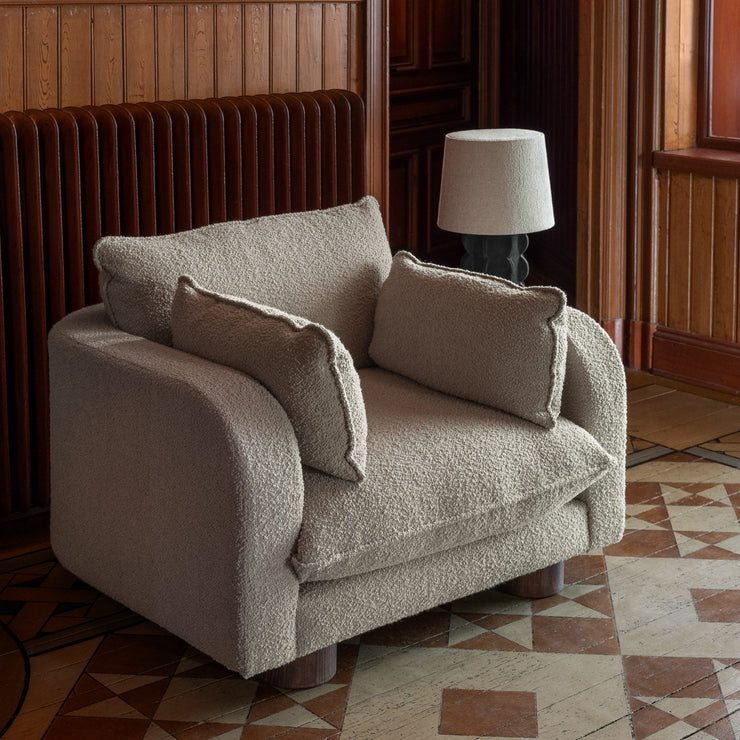 Miles Armchair Boucle Beige fra Dusty Deco.