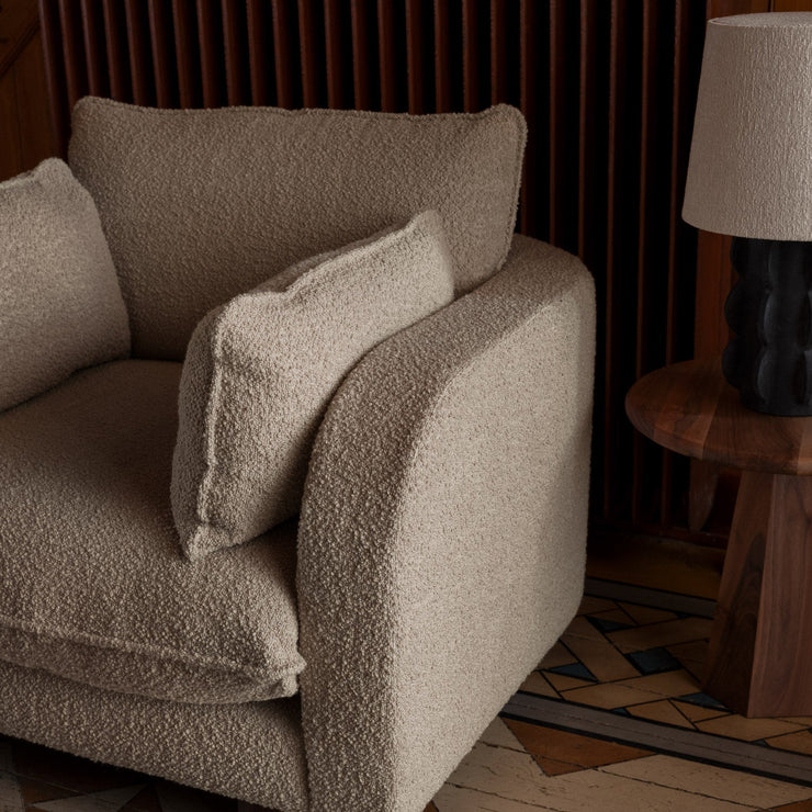 Miles Armchair Boucle Beige fra Dusty Deco.
