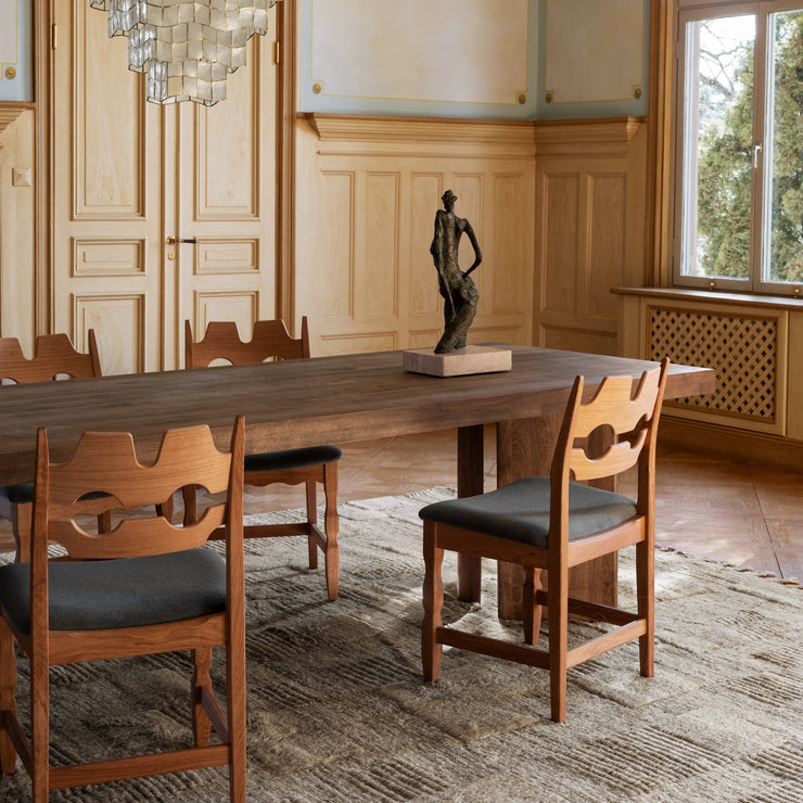 Spisebordet French Dining Table fra Dusty Deco i massiv heltre valnøtt