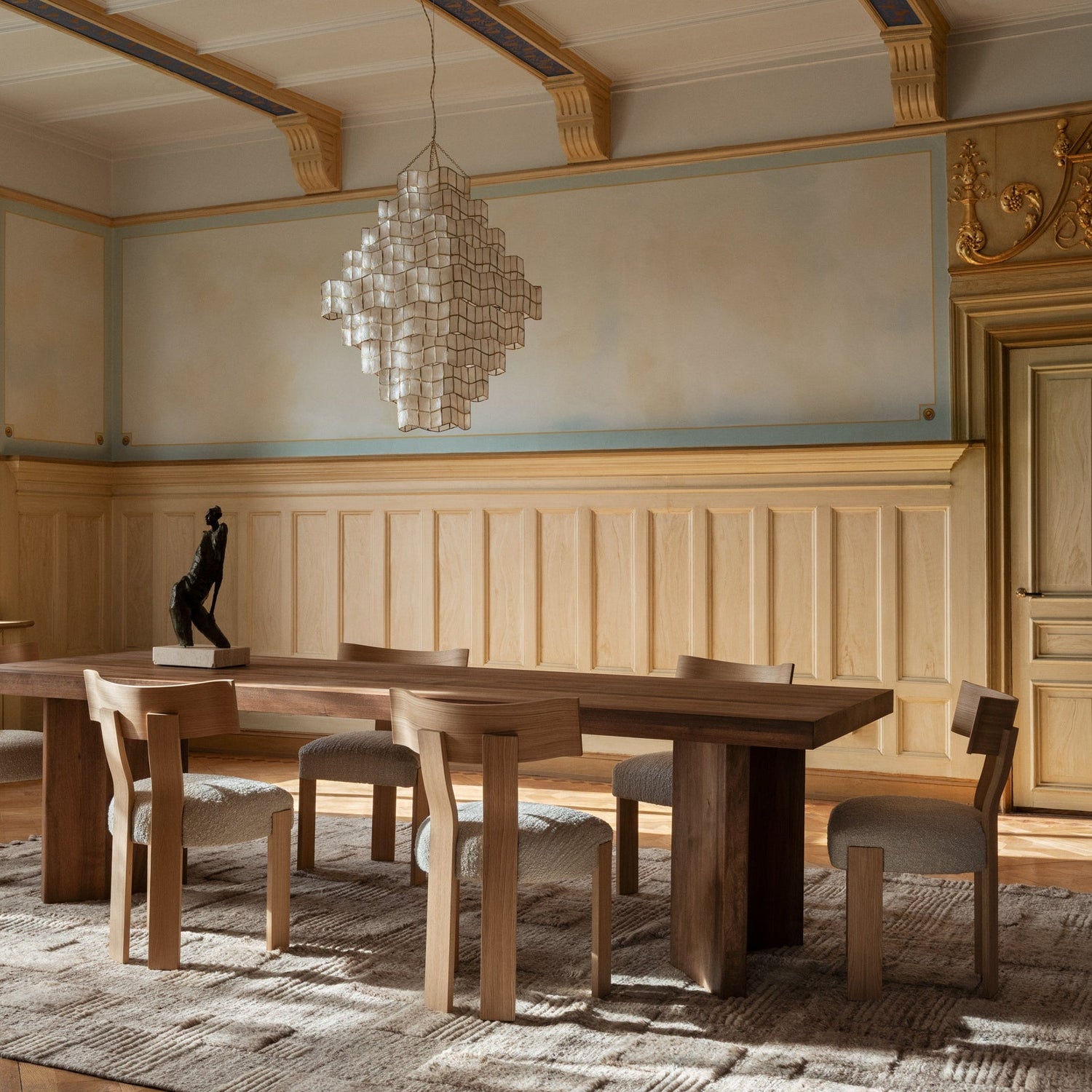 En V-formet base gir bordet et skulpturelt og moderne uttrykk. Spisebordet French Dining Table fra Dusty Deco er tilgjengelig i tre størrelser: 180 cm, 220 cm og 240 cm.