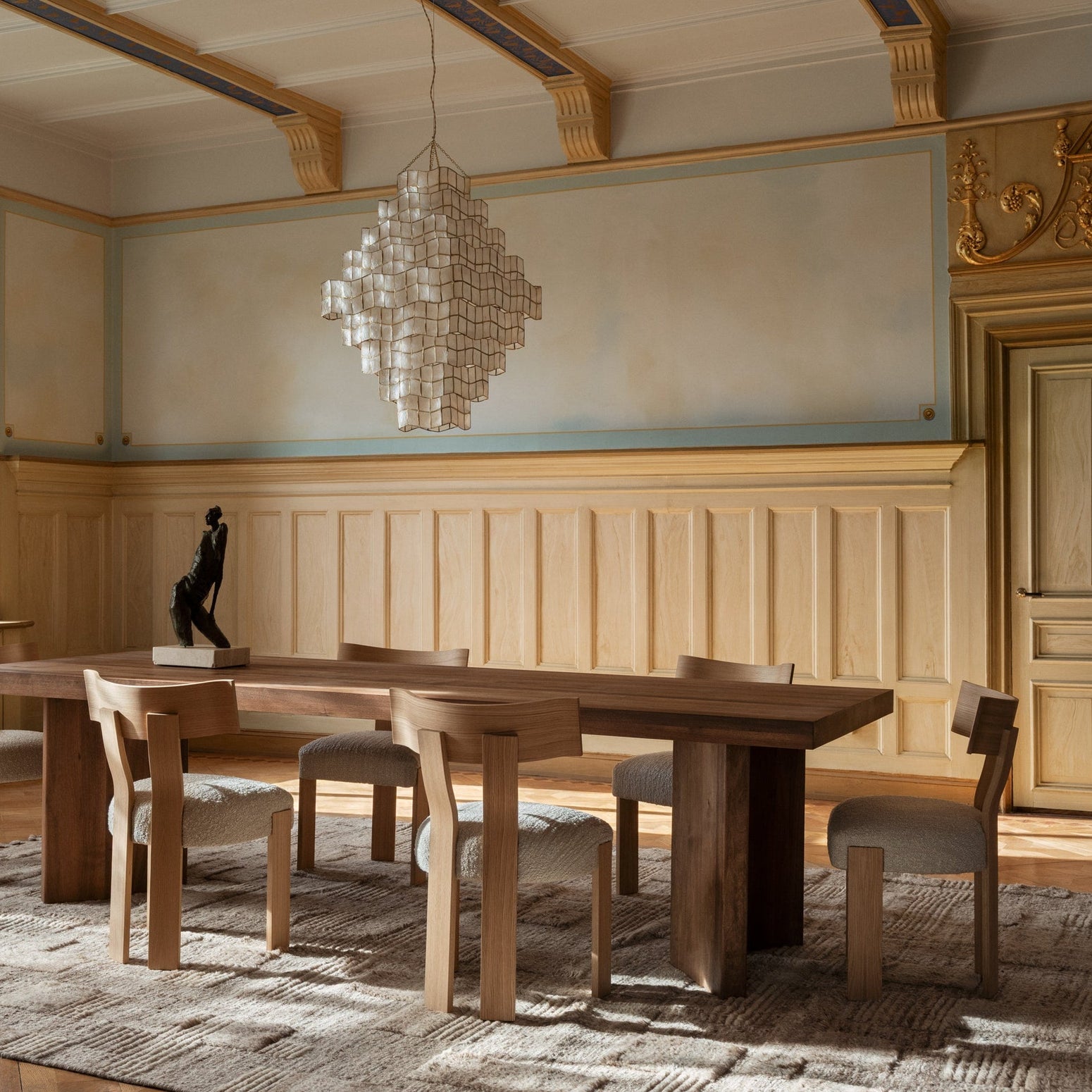 En V-formet base gir bordet et skulpturelt og moderne uttrykk. Spisebordet French Dining Table fra Dusty Deco er tilgjengelig i tre størrelser: 180 cm, 220 cm og 240 cm.