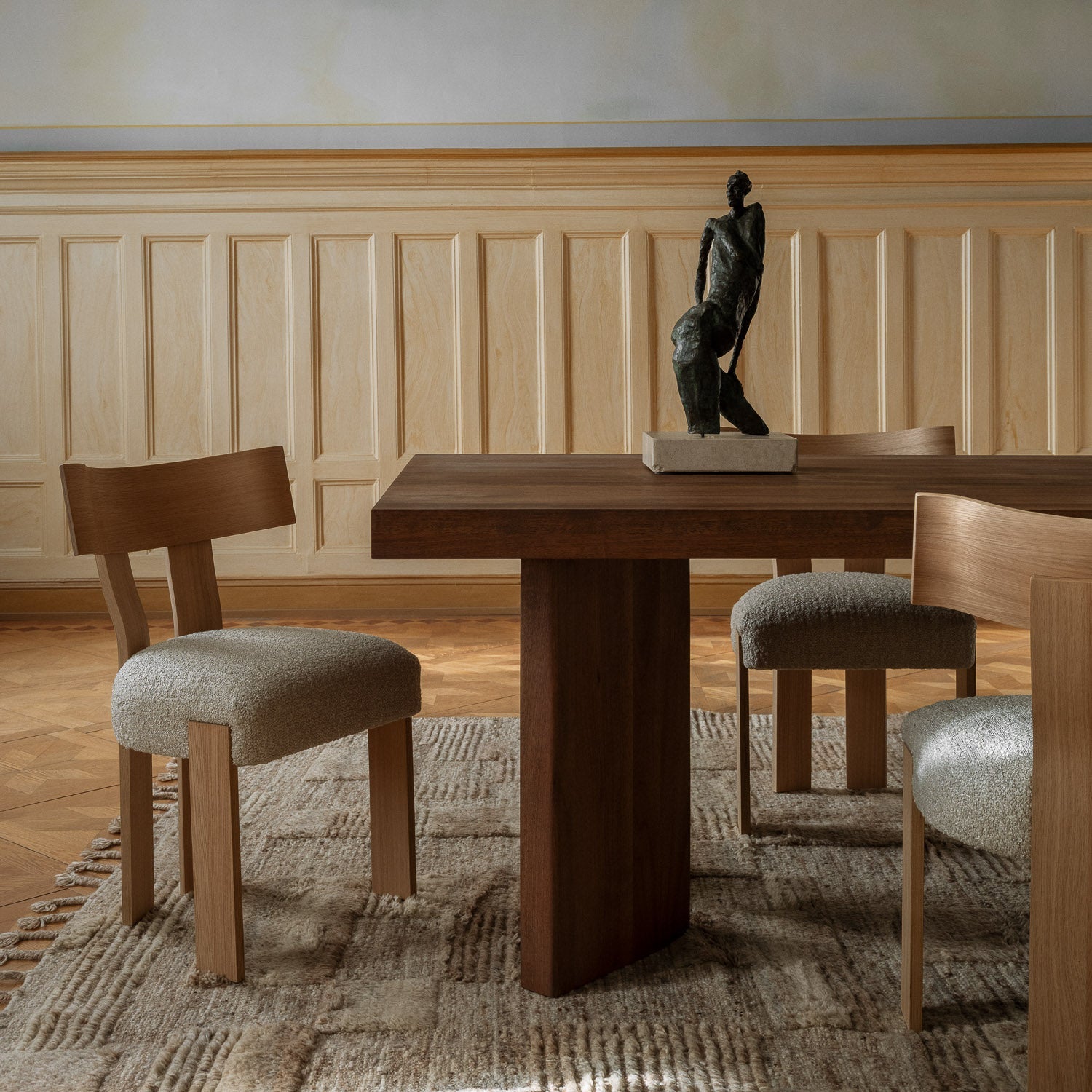 Spisebordet French Dining Table fra Dusty Deco er et bord laget av heltre – der du kan velge mellom massiv eik eller massivt valnøttre. Det rektangulære bordet kjennetegnes av sin enkle og renskårne design.