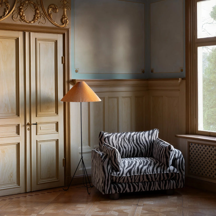 Sebrastripet lenestol: Miles Loveseat Zebra fra Dusty Deco