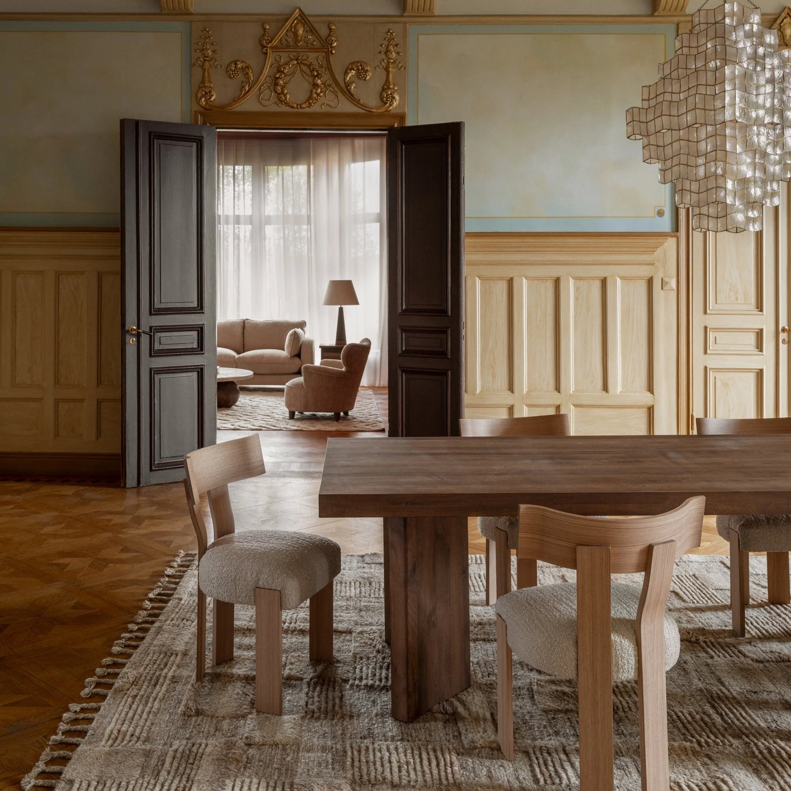 Spisestolen Alba fra Dusty Deco i lys eik og sete i lys beige bouclé