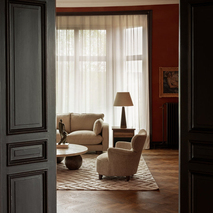 Teppet Herringbone Rug fra Dusty Deco er et vakkert håndvevd teppe med fiskebensmønster laget av 100 % ull. Ved å kombinere flatvevde og mer langhårede partier får mønsteret en spesielt fin effekt. Finnes i to farger og tre størrelser.