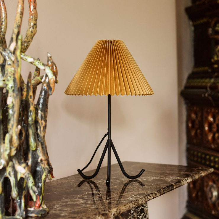 Bordlampe Geraldine fra Dusty Deco. Vi liker så godt det vintageinspirerte uttrykket.