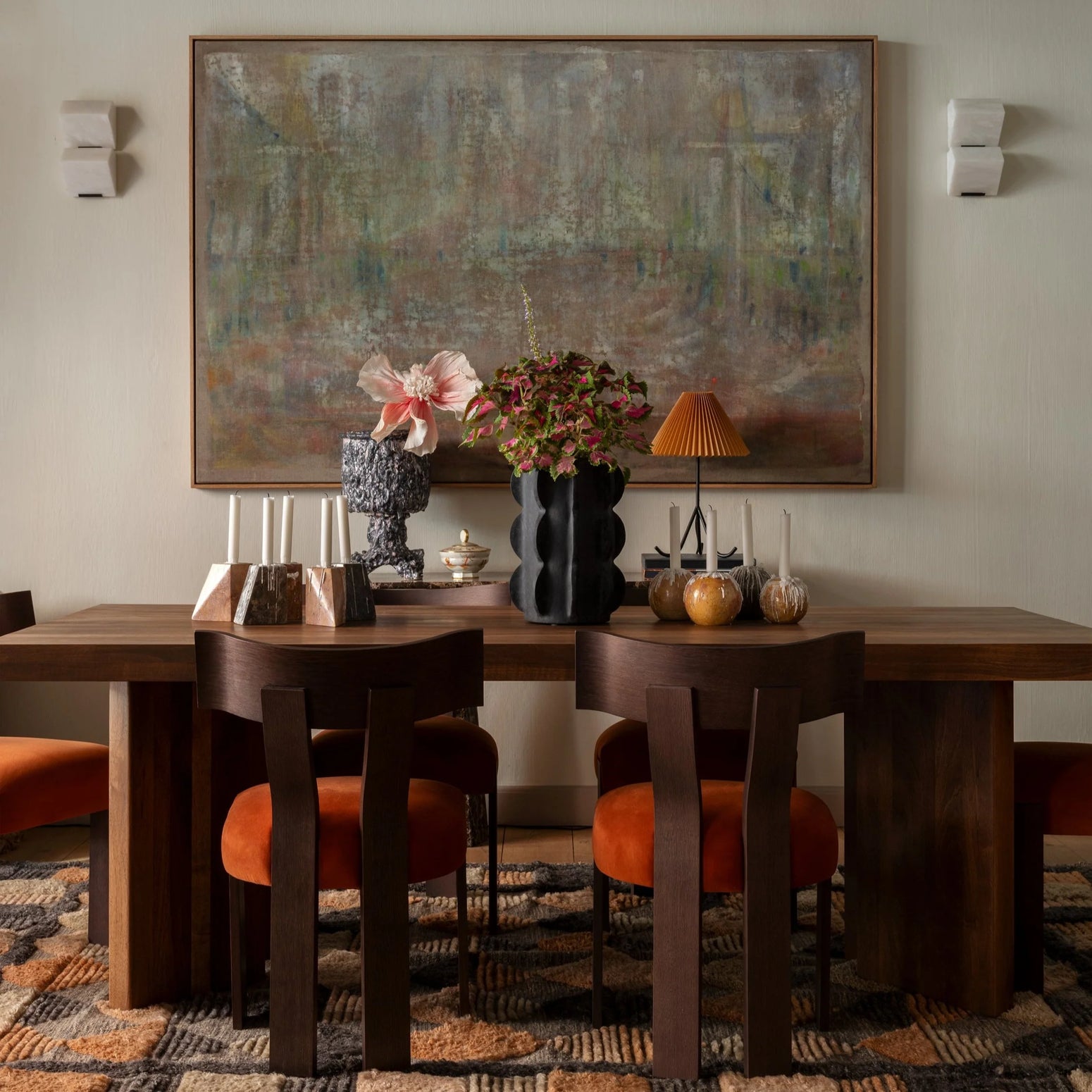 Spisestolen Alba fra Dusty Deco ble til i samarbeid med det svenske arkitektfirmaet Bross etter ønske om å skape den perfekte spisestuestolen som kunne passe inn i deres vintageinspirerte møbelunivers. Stolen er superkomfortabel og dermed god å sitte lenge i – og vi liker så godt den litt lekne silhuetten og retrofølelsen stolen gir.