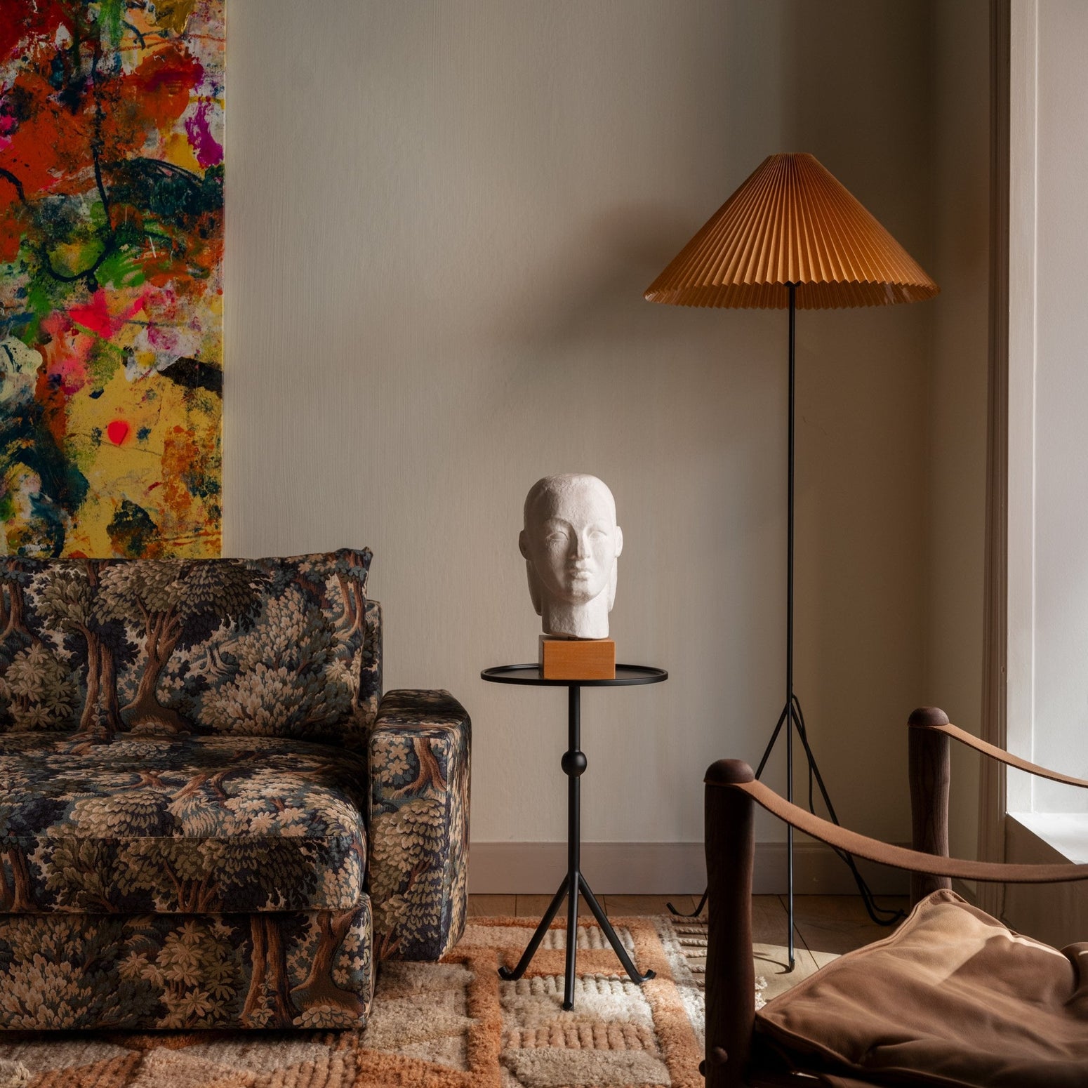 Lampeskjermen er laget i vokset papir, noe som gir skjermen en ekstra fin tekstur. Vi liker så godt det vintageinspirerte uttrykket. Det finnes også en bordlampe i samme serie.