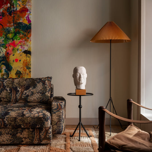 Lampeskjermen er laget i vokset papir, noe som gir skjermen en ekstra fin tekstur. Vi liker så godt det vintageinspirerte uttrykket. Det finnes også en bordlampe i samme serie.