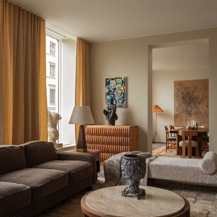 Lola Sofa Striped fra Dusty Deco er trukket i et elegant brun- og svartstripete tekstil fra JAB med navnet Days of Wild. Perfekt for deg som ønsker en tidløs mønstret sofa!