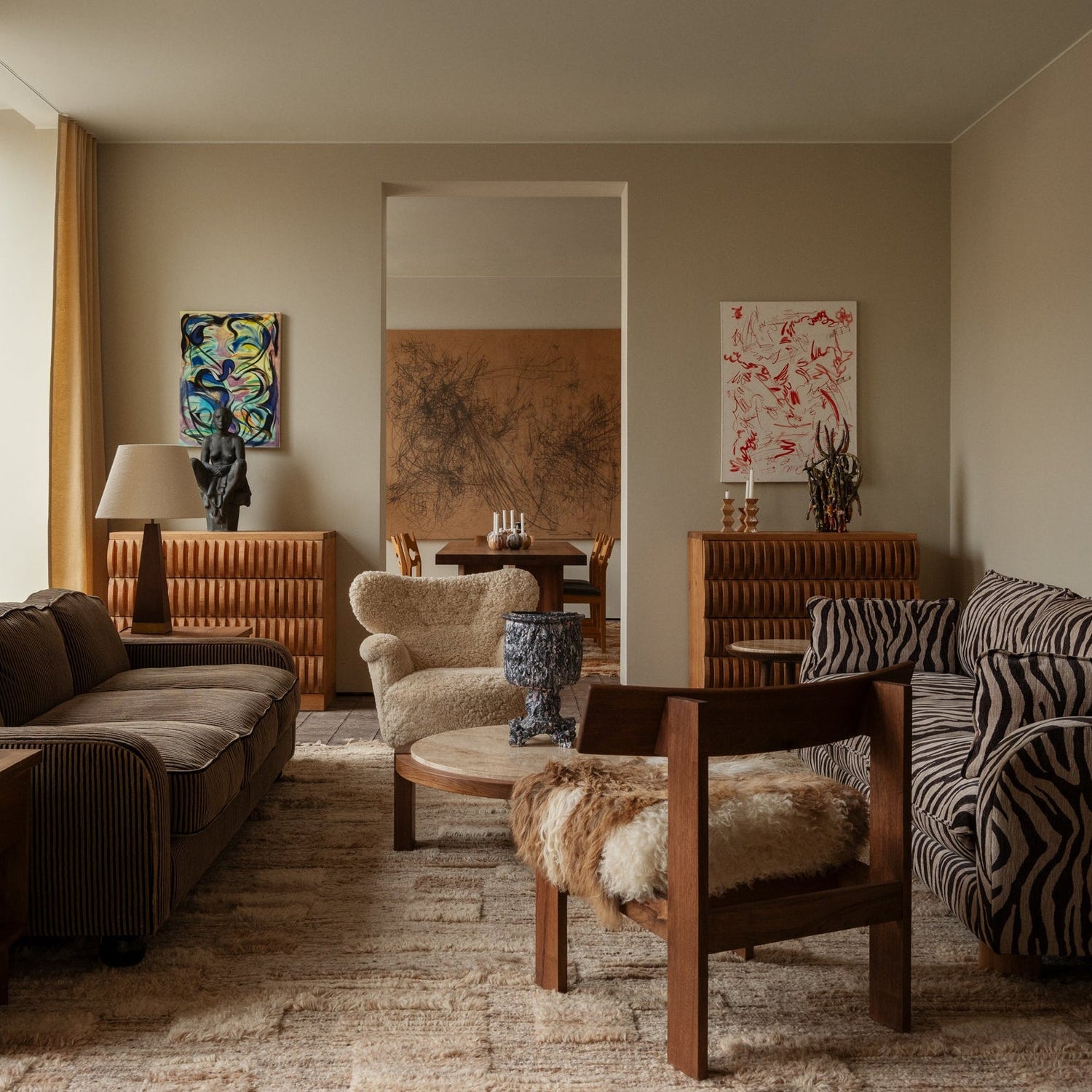 Rundt sofabord Dean Coffee Table fra Dusty Deco i valnøtt og travertinstein