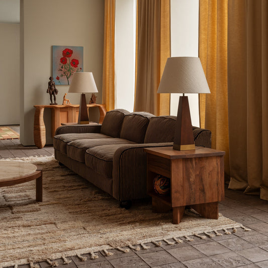 Paret bak Dusty Deco elsker vintagemøbler og har skapt en egen møbelkolleksjon som hedrer dette. Sofaen Lola er en av våre favoritter! Den har et klassisk utseende, er herlig myk og behagelig med puter i en blanding av skum, fiber og dun. 