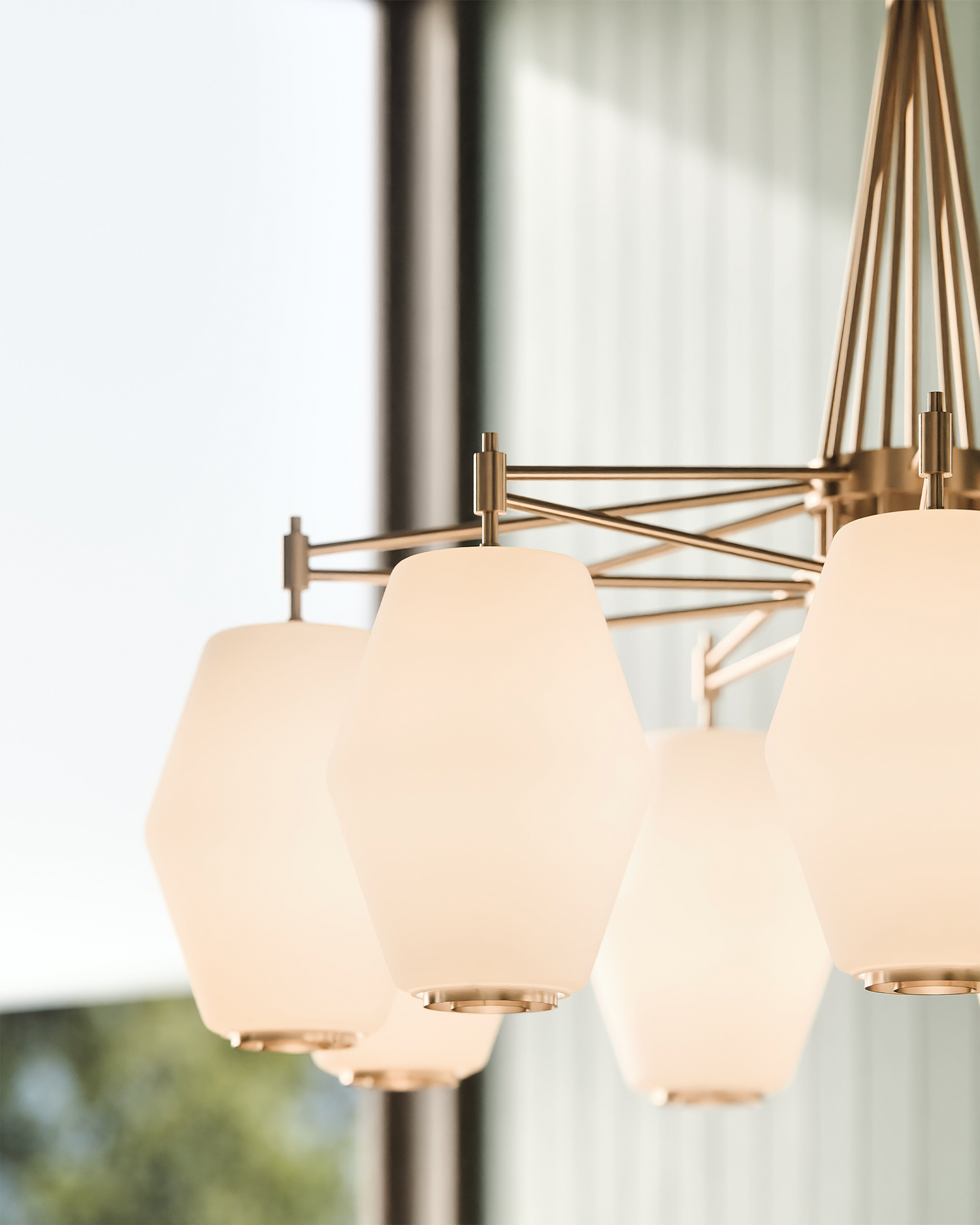 Taklampe Dahl Chandelier i messingfinish med små glasskupler fra Northern.