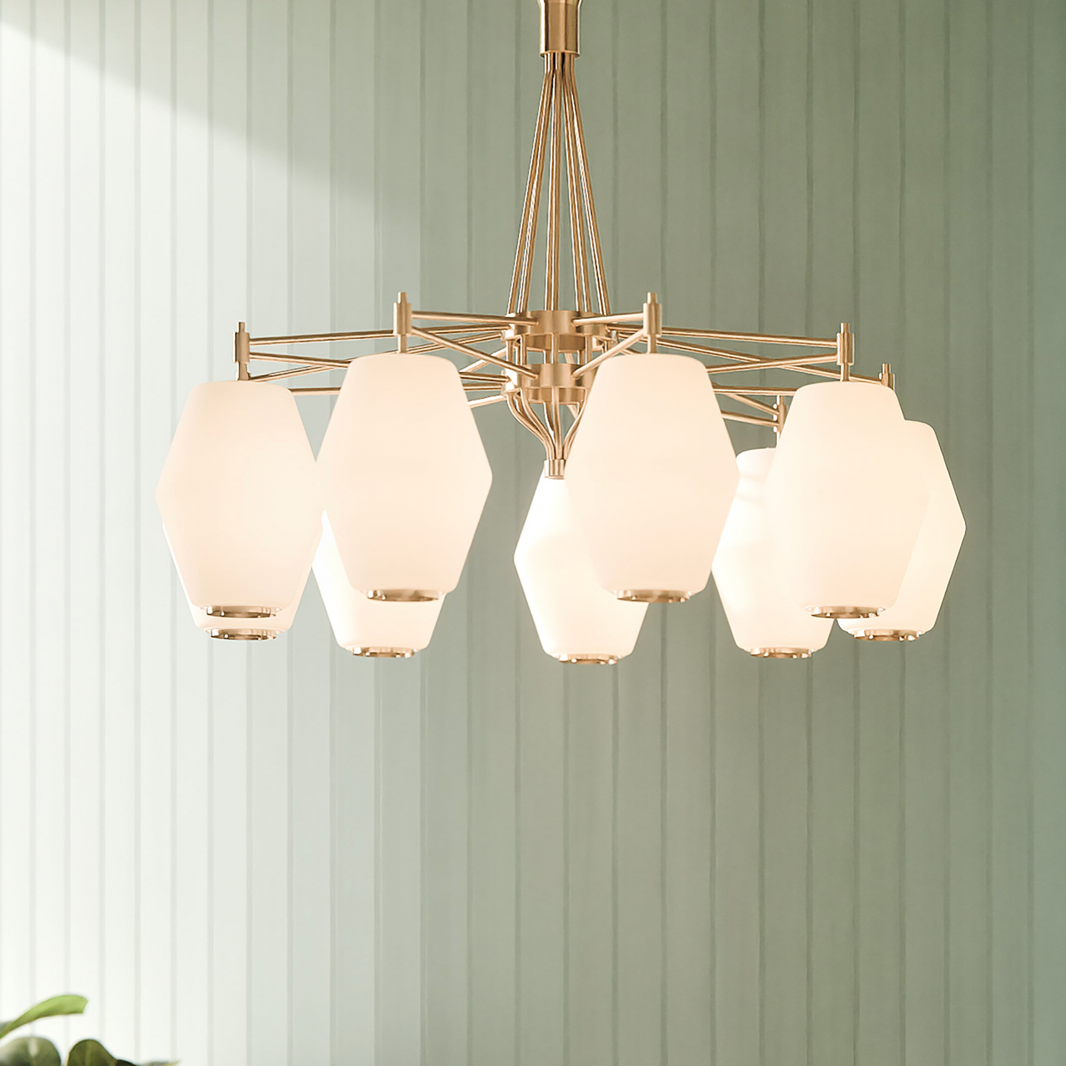 Taklampe Dahl Chandelier i messingfinish med store glasskupler fra Northern.