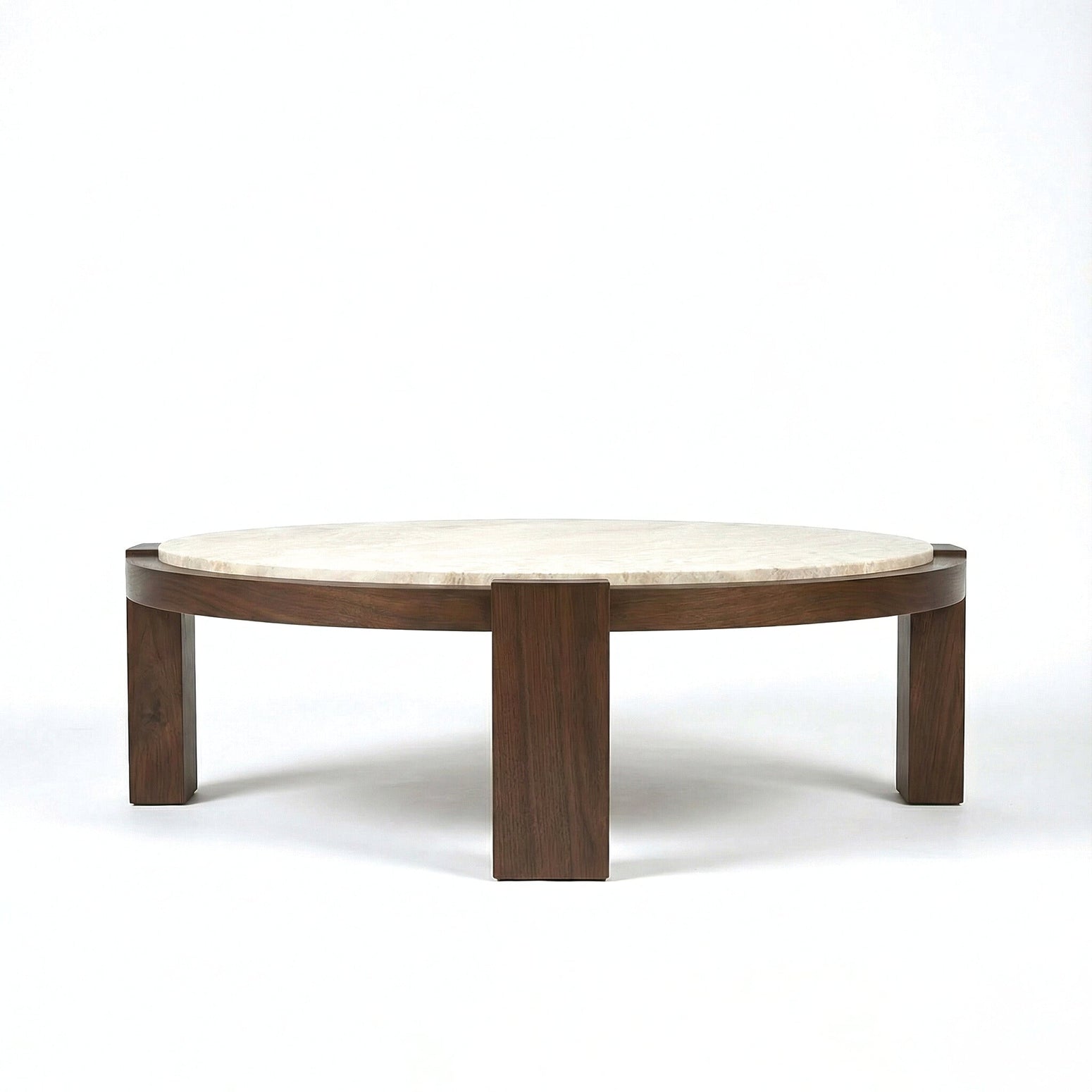 Rundt sofabord Dean Coffee Table fra Dusty Deco i valnøtt og travertinstein