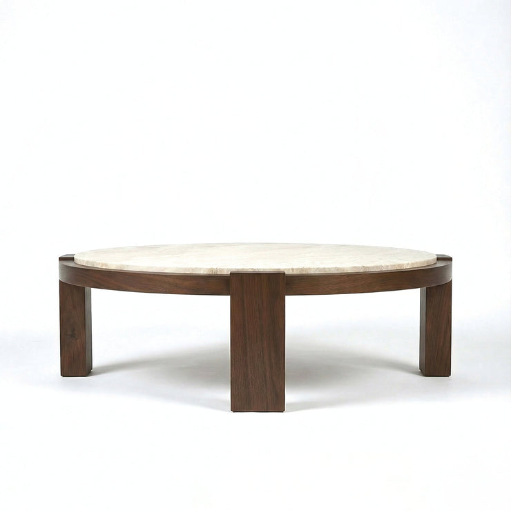 Rundt sofabord Dean Coffee Table fra Dusty Deco i valnøtt og travertinstein