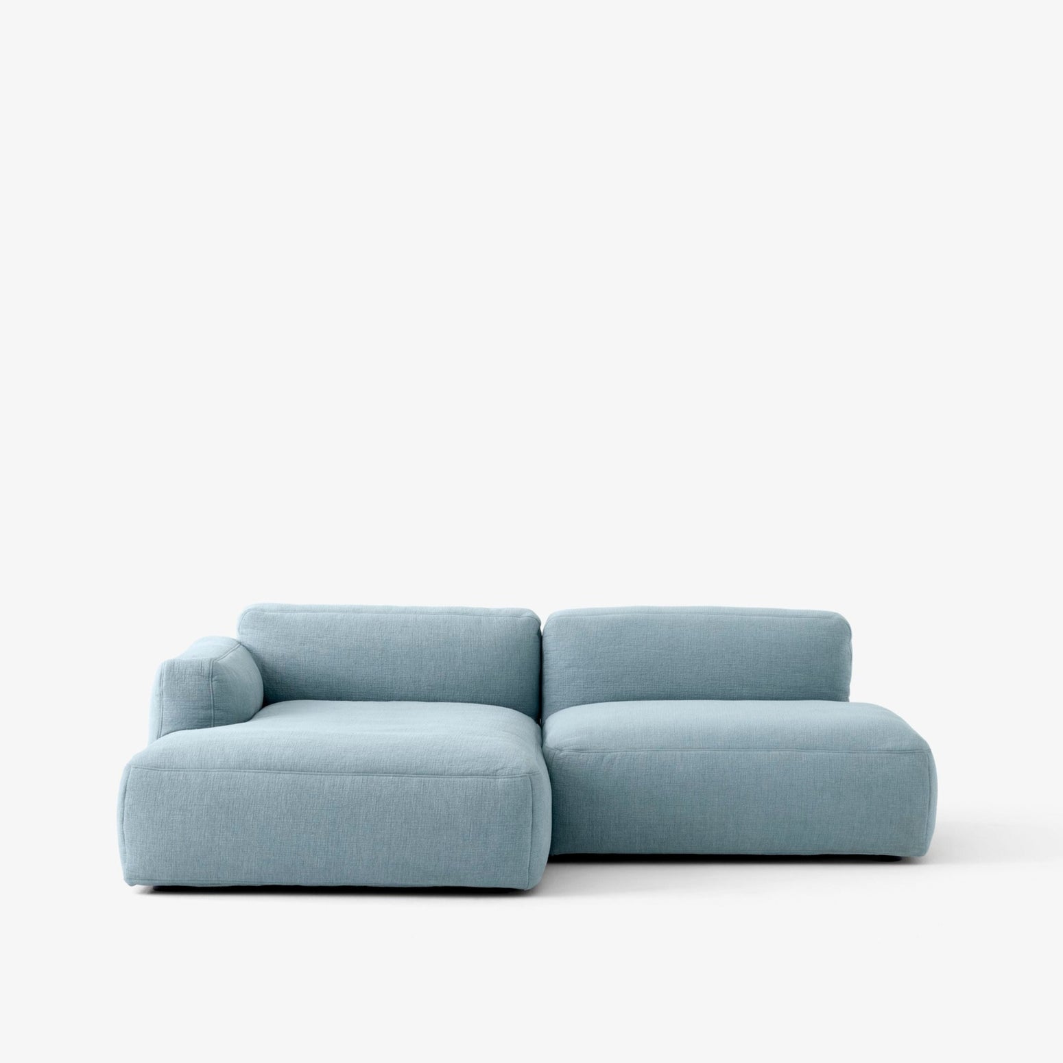Sofa 2-seter med sjeselong Develius Mellow fra &tradition i tekstilet Cifrado 741 (prisgruppe 4). 