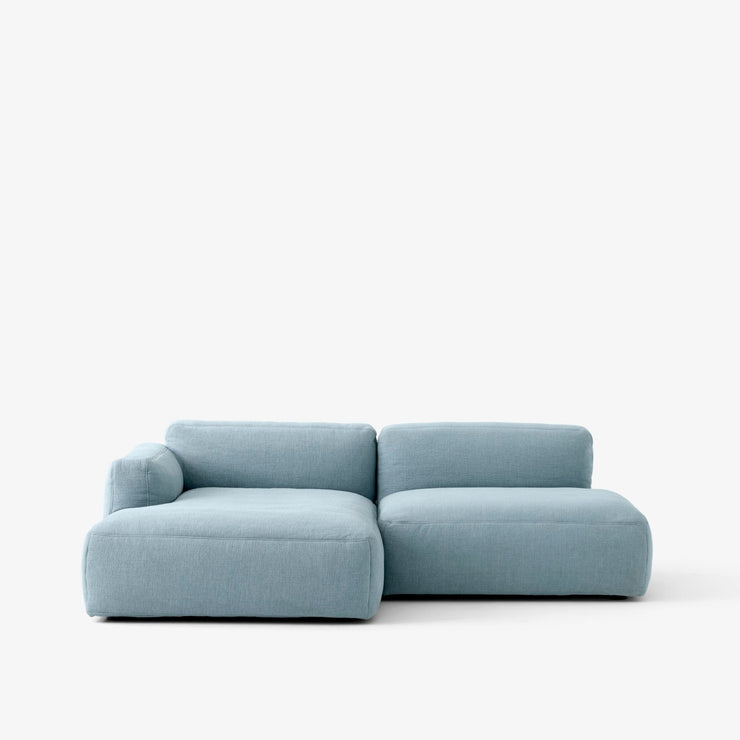 Sofa 2-seter med sjeselong Develius Mellow fra &tradition i tekstilet Cifrado 741 (prisgruppe 4). 