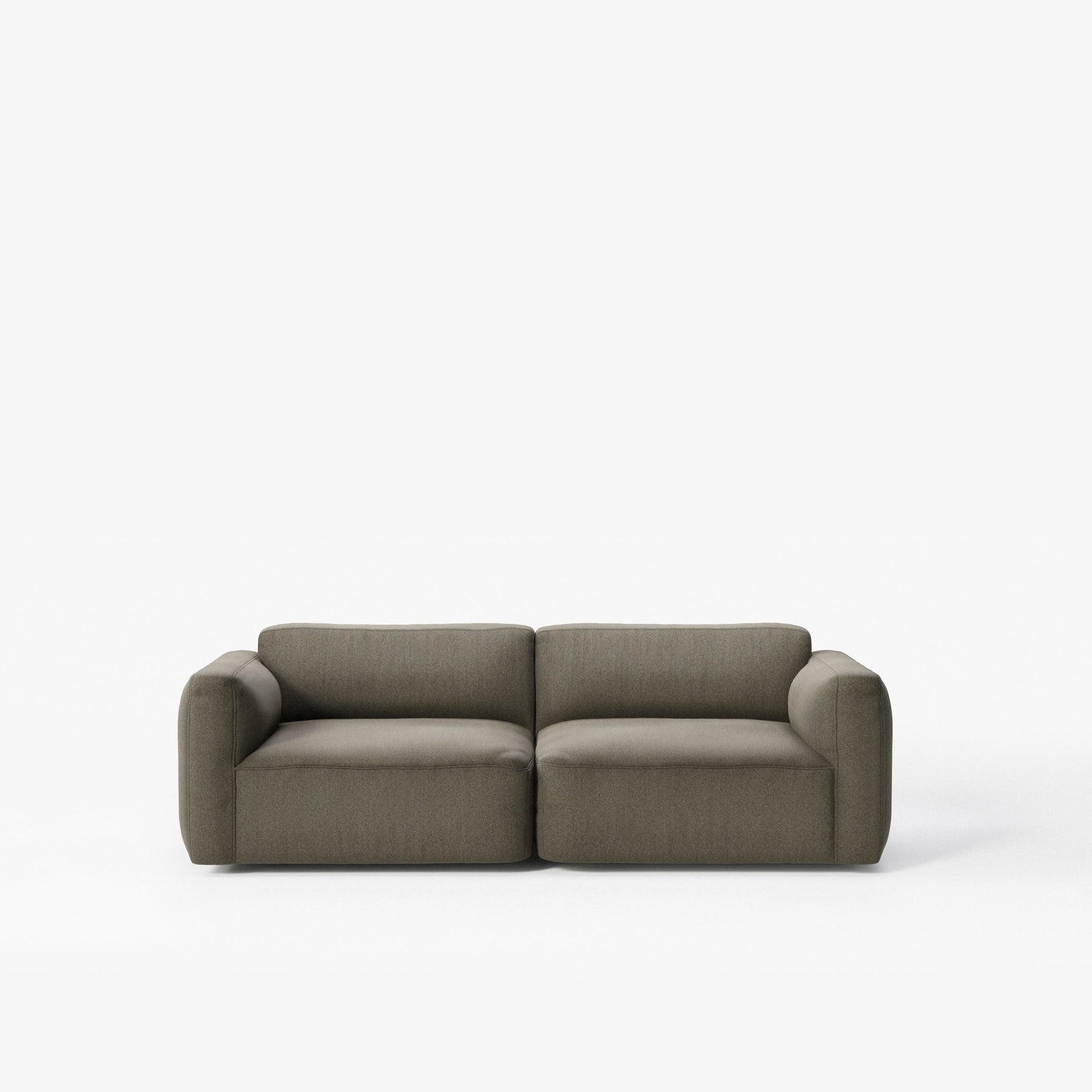 Sofa 2-seter Develius Mellow fra &tradition i tekstilet Barnum 08 (prisgruppe 2). Denne har armlene med høyde 60 cm.