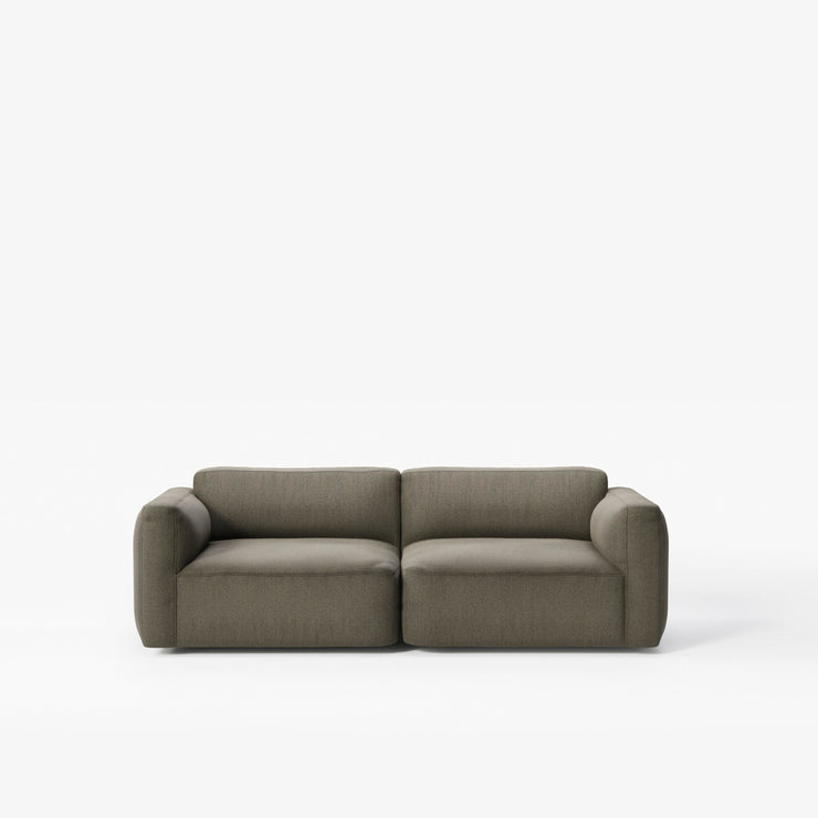 Sofa 2-seter Develius Mellow fra &tradition i tekstilet Barnum 08 (prisgruppe 2). Denne har armlene med høyde 60 cm.
