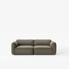 Sofa 2-seter Develius Mellow fra &tradition i tekstilet Barnum 08 (prisgruppe 2). Denne har armlene med høyde 60 cm.