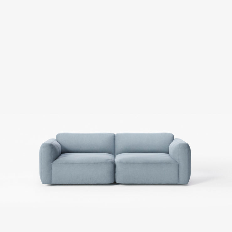 Sofa 2-seter Develius Mellow fra &tradition i tekstilet Cifrado 741 (prisgruppe 4). Denne har armlene med høyde 60 cm.