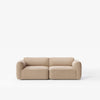 Sofa 2-seter Develius Mellow fra &tradition i tekstilet Karakorum 003 (prisgruppe 5). Denne har armlene med høyde 60 cm.