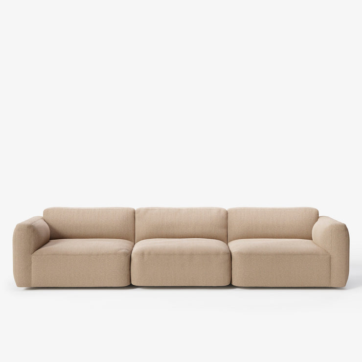 Sofa 3-seter Develius Mellow fra &tradition i tekstilet Karakorum 003 (prisgruppe 5). Denne har armlene med høyde 60 cm.