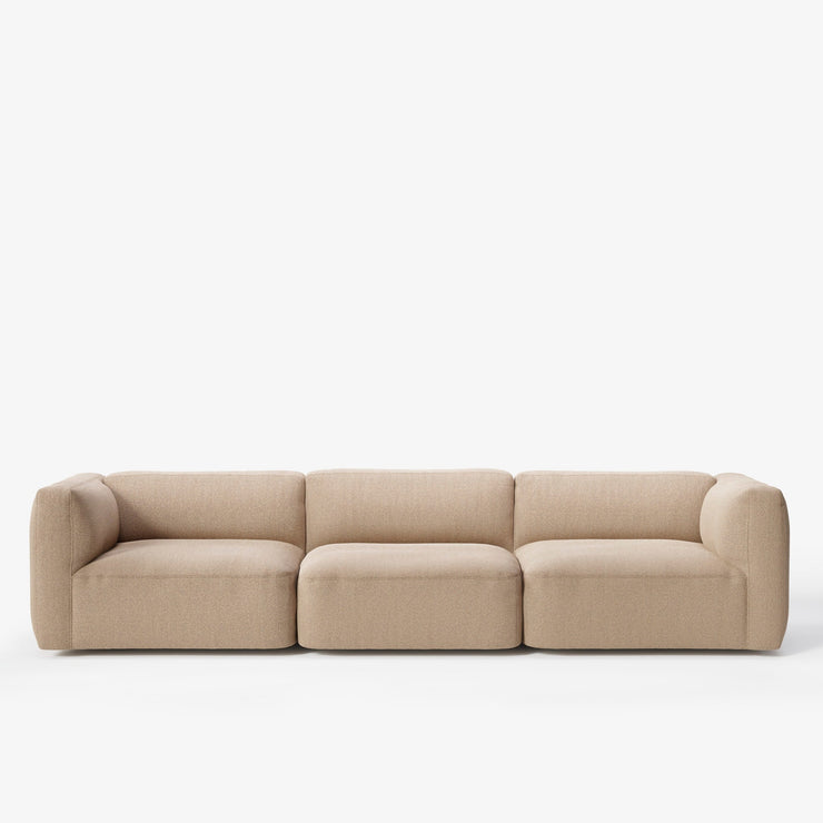 Sofa 3-seter Develius Mellow fra &tradition i tekstilet Karakorum 003 (prisgruppe 5). Denne har armlene med høyde 72 cm.
