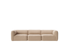 3-seteren, også kalt konfigurasjon D, kommer med enten uformelt lave armlener eller med mer edgy, høye armlener (som vist her). Ellers er sofaen lav, som er noe av det som gjør den deilig loungete, og den løftes kun såvidt fra gulvet med svarte treben. Sofaen Develius Mellow kommer også med avtagbart trekk for å sikre lang levetid. Du kan altså enkelt bytte trekk med tiden, om du vil! 