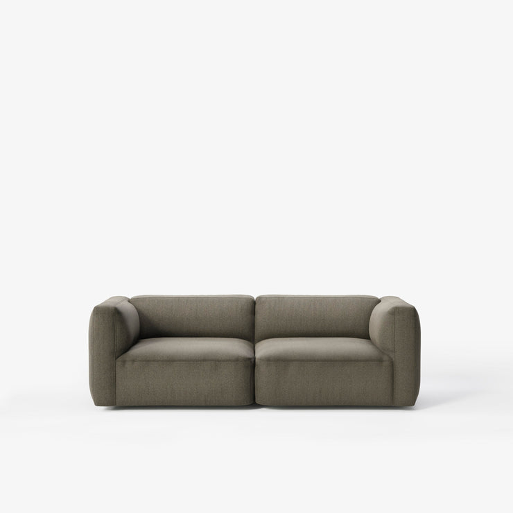 Sofa 2-seter Develius Mellow fra &tradition i tekstilet Barnum 08 (prisgruppe 2). Denne har armlene med høyde 72 cm.