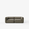 Sofa 2-seter Develius Mellow fra &tradition i tekstilet Barnum 08 (prisgruppe 2). Denne har armlene med høyde 72 cm.