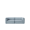 2-seteren, også kalt konfigurasjon A, kommer med enten uformelt lave armlener eller med mer edgy, høye armlener (som vist her). Ellers er sofaen lav, som er noe av det som gjør den deilig loungete, og den løftes kun såvidt fra gulvet med svarte treben. Sofaen Develius Mellow kommer også med avtagbart trekk for å sikre lang levetid. Du kan altså enkelt bytte trekk med tiden, om du vil!