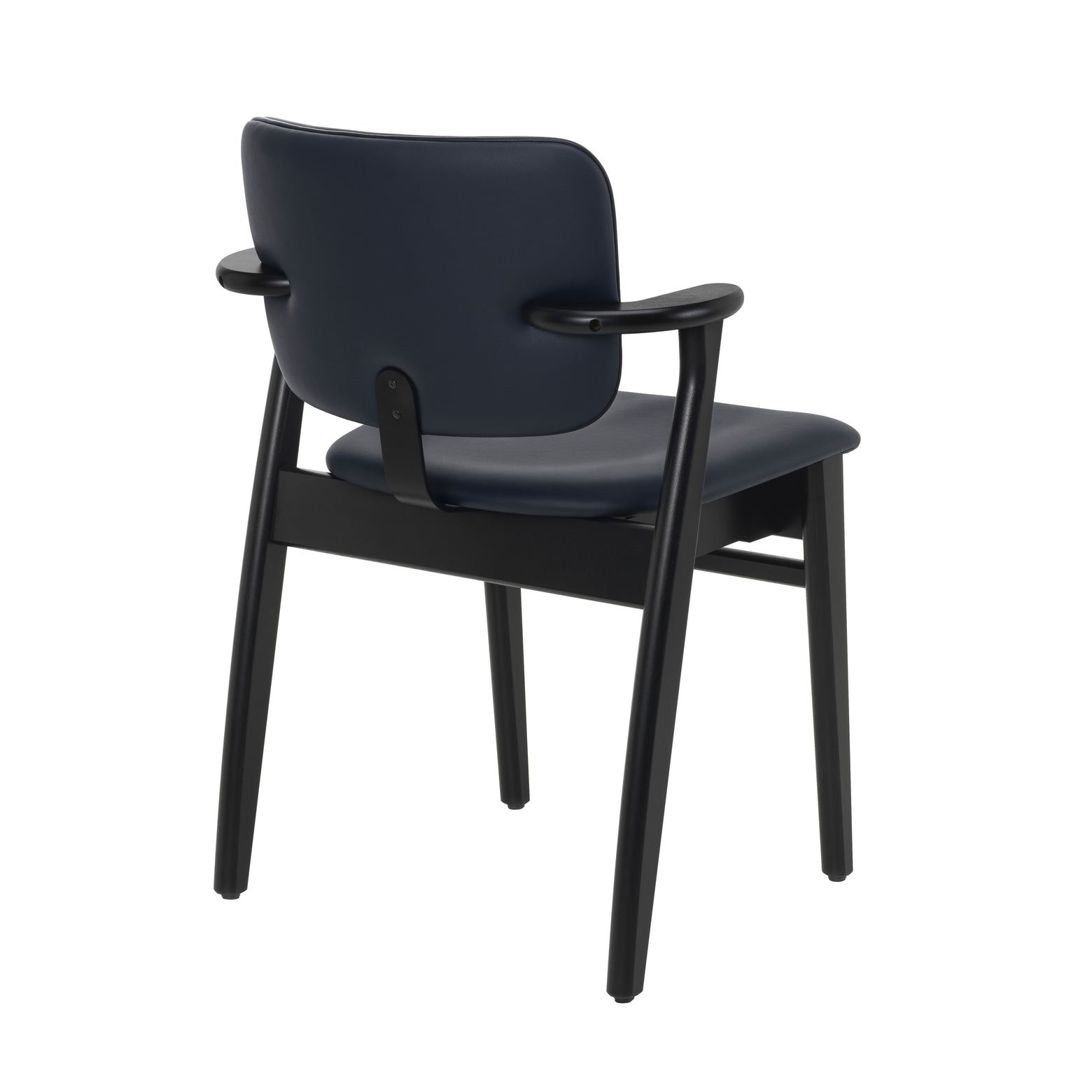 Stolen Domus Chair fra Artek i svartbeiset bjørk med mørkeblått skinn og svart kantbise i skinn