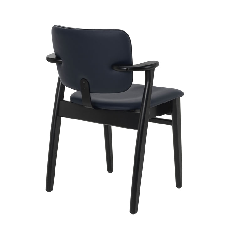 Stolen Domus Chair fra Artek i svartbeiset bjørk med mørkeblått skinn og svart kantbise i skinn