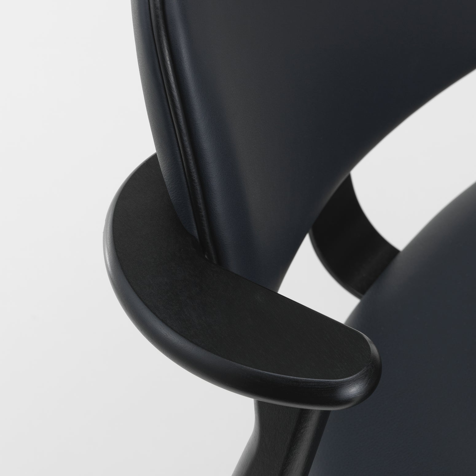 Stolen Domus Chair fra Artek i svartbeiset bjørk med mørkeblått skinn og svart kantbise i skinn