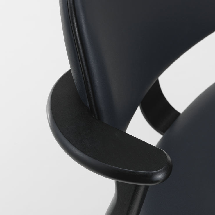 Stolen Domus Chair fra Artek i svartbeiset bjørk med mørkeblått skinn og svart kantbise i skinn