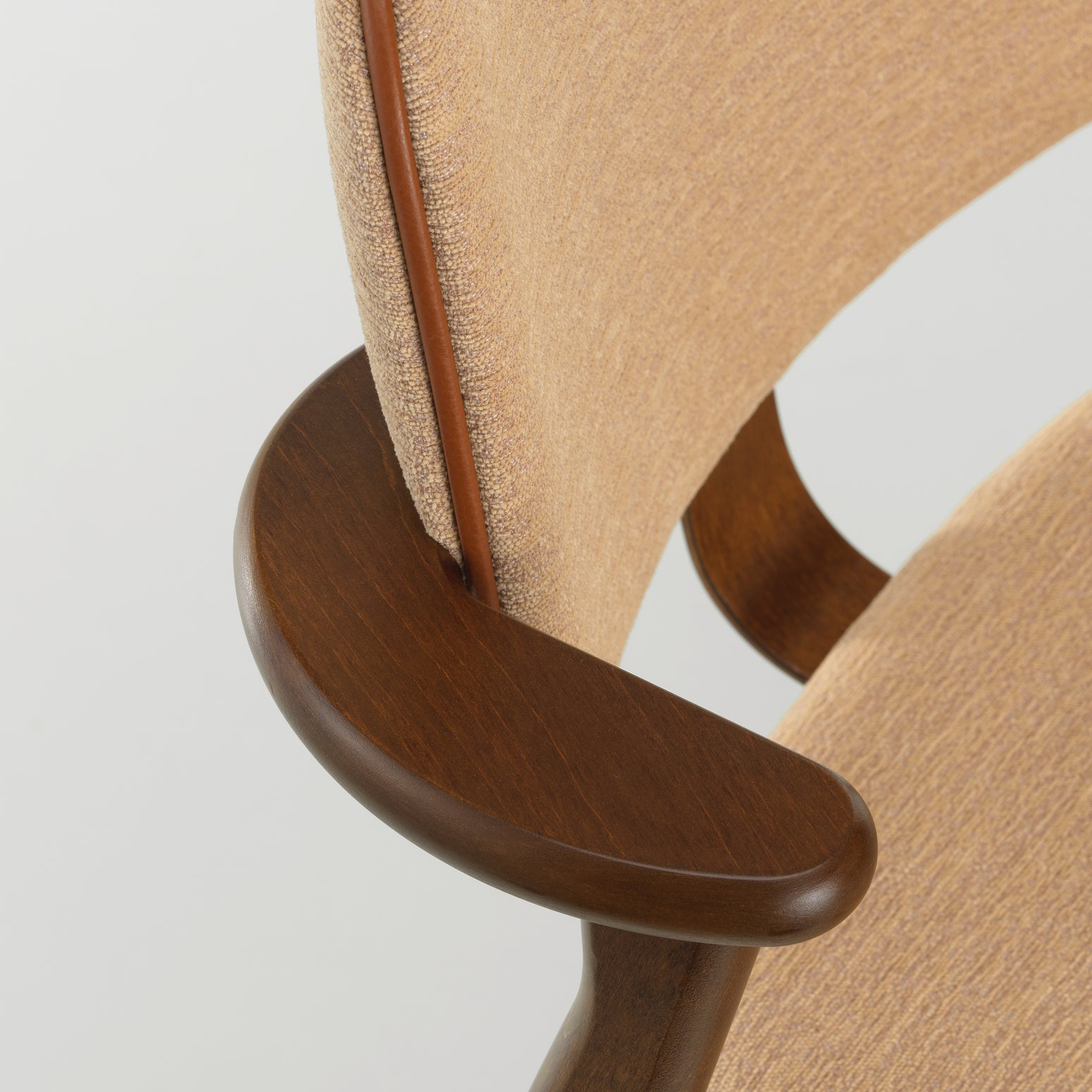 Stolen Domus Chair fra Artek i valnøttbeiset bjørk med beige tekstil og konjakkfarget kantbise i skinn