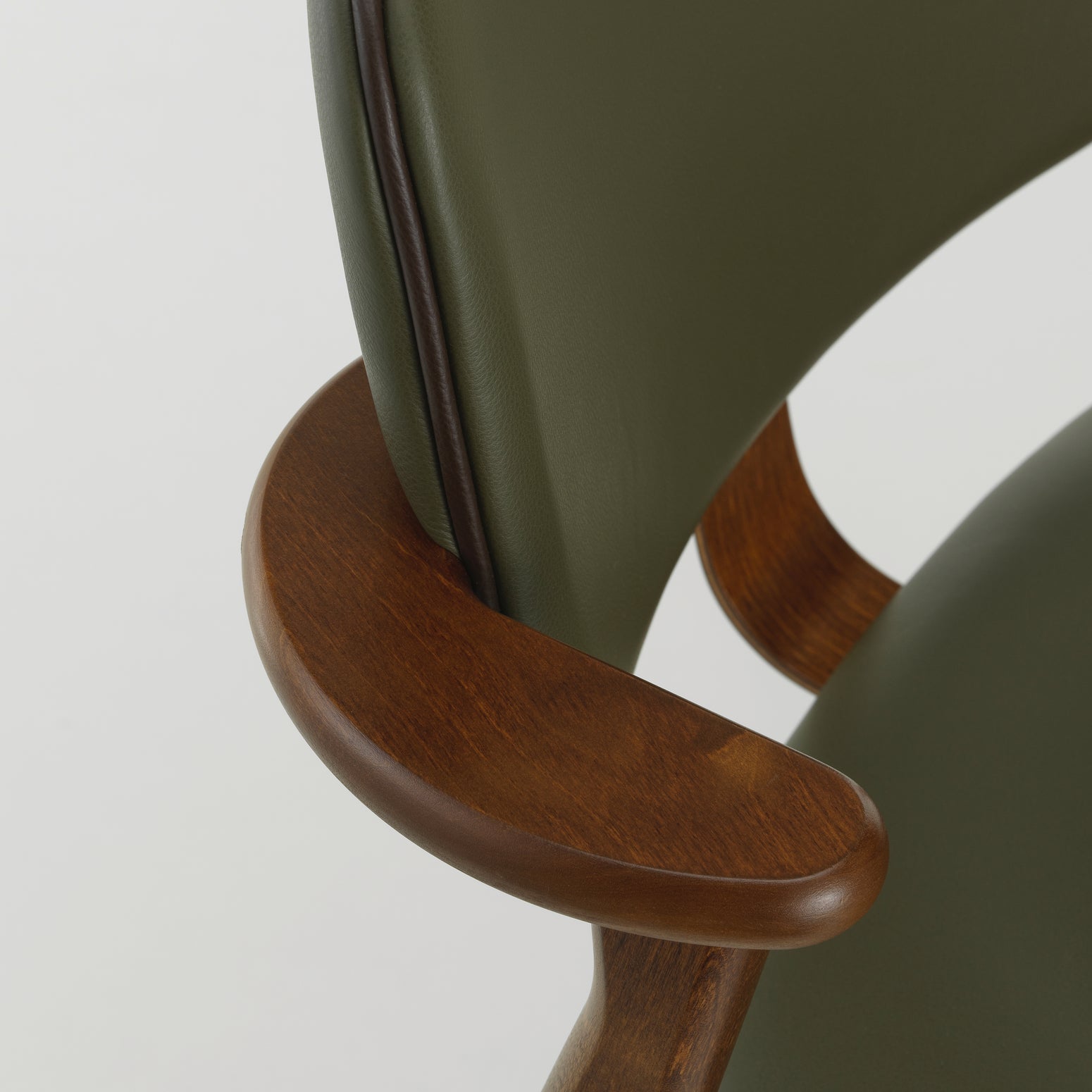 Stolen Domus Chair fra Artek i valnøttbeiset bjørk med grønt skinn og mørkebrun kantbise i skinn