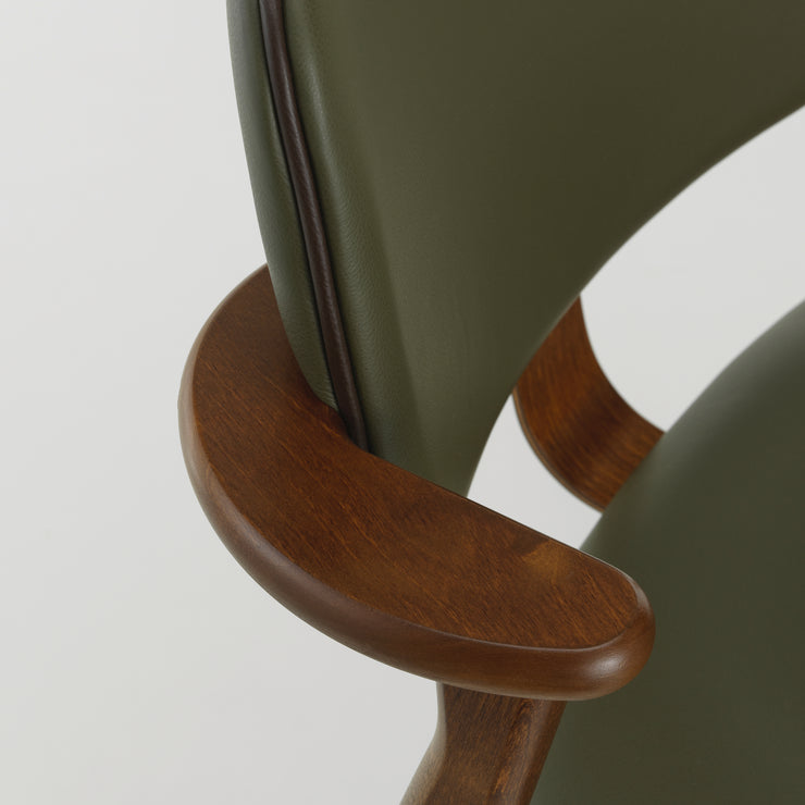 Stolen Domus Chair fra Artek i valnøttbeiset bjørk med grønt skinn og mørkebrun kantbise i skinn