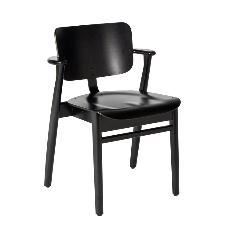 Domus Chair fra Artek i beiset svart utgave