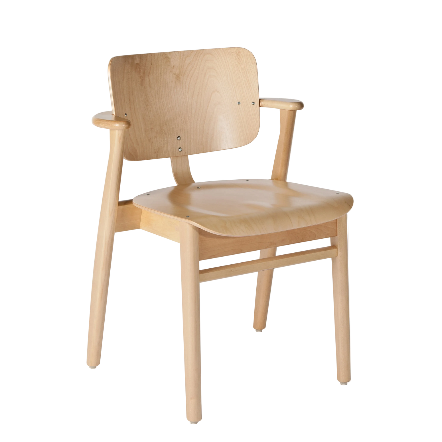 Domus Chair fra Artek uten polstring kommer i fem fine utførelser. Velg mellom klarlakkert naturfarget bjørk, beiset bjørk i honningfarge, valnøttfarge og svart eller klarlakkert naturfarget eik. Her i klarlakkert naturfarget bjørk.